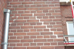 Een voorbeeld van een lelijk uitgevoerde voeg restauratie