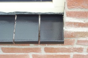 Met koud glazuur hebben wij deze dorpelstenen weer in glorie kunnen herstellen